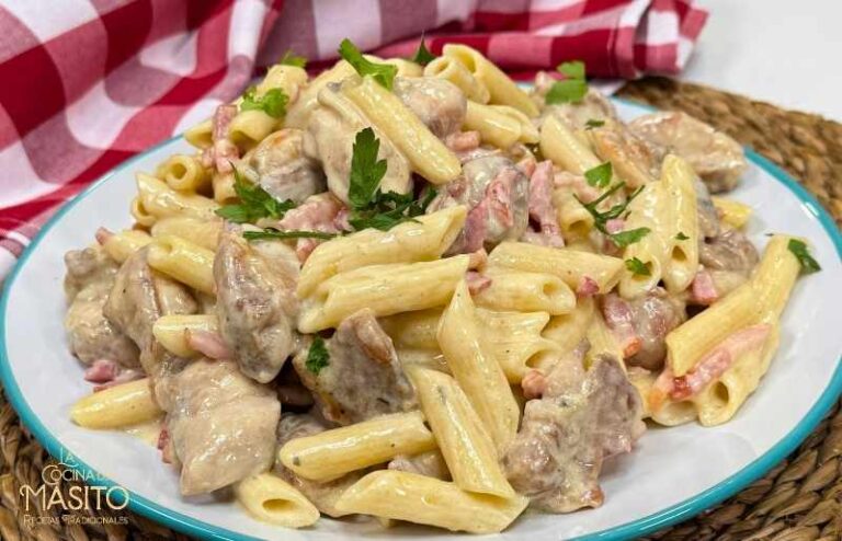 Macarrones con salsa ranchera, pollo y bacon recién hechos en la sartén.