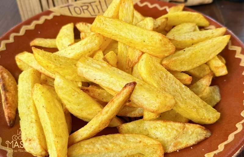 Patatas en air fryer especiadas con exterior crujiente e interior jugoso listas para servir