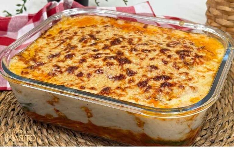Cortamos el calabacín Cortamos el calabacín en rodajas de unos 3 milímetros de grosor, las extendemos y añadimos sal. Cocinamos el calabacín en el microondas Colocamos las rodajas en un cuenco apto para microondas, tapamos con film y cocinamos durante 6 minutos a máxima potencia. Picamos y condimentamos el pollo Mientras se cocina el calabacín, picamos la pechuga de pollo. También podemos pedir al carnicero que nos la pique. Añadimos sal y pimienta negra, removemos y reservamos. Picamos las verduras Picamos los puerros en trozos pequeños y hacemos lo mismo con el pimiento rojo y el pimiento verde italiano. Cocinamos las verduras Ponemos aceite de oliva virgen extra en una sartén e incorporamos el puerro, el pimiento rojo y el pimiento verde. Añadimos un poquito de sal y cocinamos durante 10 minutos a temperatura 6 sobre 9. Incorporamos el pollo Añadimos la carne picada de pollo a las verduras y la cocinamos hasta que esté bien hecha. Añadimos el pimentón Abrimos un hueco en la sartén, incorporamos una cucharadita de pimentón dulce y cocinamos durante unos segundos. Agregamos el tomate y el tomillo Incorporamos 200 gramos de tomate frito, integramos bien, añadimos una cucharadita de tomillo y cocinamos durante 5 minutos. Derretimos la mantequilla Para preparar la salsa bechamel, ponemos los 35 gramos de mantequilla en una cacerola a temperatura 6 sobre 9 y dejamos que se derrita. Cocinamos la harina Incorporamos los 35 gramos de harina y la cocinamos durante 1 minuto. Condimentamos la bechamel Añadimos sal, pimienta negra y nuez moscada al gusto y cocinamos durante 30 segundos más. Incorporamos la leche Vertemos los 700 mililitros de leche, mejor si no está fría de la nevera. Cocinamos la salsa bechamel Subimos el fuego a 7 sobre 9 y cocinamos removiendo constantemente hasta conseguir una salsa bechamel ligera. Al remover de manera continua evitaremos que se formen grumos. Mezclamos parte de la bechamel con el pollo Cogemos un par de cazos de salsa bechamel y los incorporamos a la carne picada de pollo que teníamos reservada. Removemos hasta integrar. Preparamos la base de la lasaña Ponemos 100 gramos de tomate frito en la base de un recipiente y añadimos encima un poco de carne picada. Formamos la primera capa de calabacín Colocamos una capa de rodajas de calabacín y añadimos un cazo de salsa bechamel. Montamos las capas Continuamos añadiendo capas de carne picada, calabacín y bechamel hasta que nos quedemos sin nada. Terminamos con la bechamel Finalizamos con carne picada de pollo y vertemos por encima toda la salsa bechamel restante. Añadimos el queso Rallamos el queso que más nos guste y lo repartimos por encima de la salsa bechamel. Horneamos la lasaña Introducimos la lasaña en el horno a 220 grados, con calor arriba y abajo, y la dejamos hasta que el queso esté fundido. Dejamos reposar y servimos Sacamos la lasaña de calabacín con pollo del horno, dejamos que repose durante unos minutos, servimos y disfrutamos. Consejos para hacer una buena lasaña de calabacín con pollo Es importante cortar las rodajas de calabacín con un grosor similar, de unos 3 milímetros, para que se cocinen de manera uniforme. Cuando hagáis la bechamel, removed constantemente después de incorporar la leche. Así será mucho más fácil conseguir una salsa ligera y sin grumos. La leche es mejor que no esté fría de la nevera cuando la incorporéis a la bechamel. Para terminar la lasaña podéis utilizar el queso que más os guste. Lo importante es dejarla en el horno hasta que el queso esté bien fundido. Una vez fuera del horno, dejad reposar la lasaña unos minutos antes de servirla. Una lasaña de calabacín y pollo para disfrutar Ya tenemos lista nuestra lasaña de calabacín con pollo, con sus capas de calabacín, un relleno jugoso de pollo y verduras y una rica salsa bechamel casera. Una receta estupenda para disfrutar en familia y una forma diferente de preparar una lasaña casera. Espero que os guste y que la disfrutéis muchísimo. ¡Hasta la próxima, amigos!
