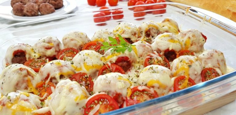 Esta receta de albóndigas caseras con salsa bechamel conquista con su sencillez y equilibrio. Las albóndigas son tiernas, bien condimentadas y jugosas. La salsa bechamel, lejos de ser un mero acompañamiento ofrece una textura cremosa y un sabor especiado que realza el plato en su conjunto.