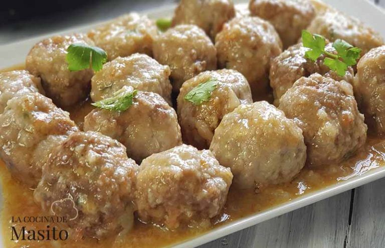 Las albóndigas en salsa española son un clásico que nunca defrauda. Su sabor casero y reconfortante las convierte en un plato imprescindible en cualquier mesa. Con esta receta, lograrás unas albóndigas jugosas y una salsa rica que hará que todos pidan repetir