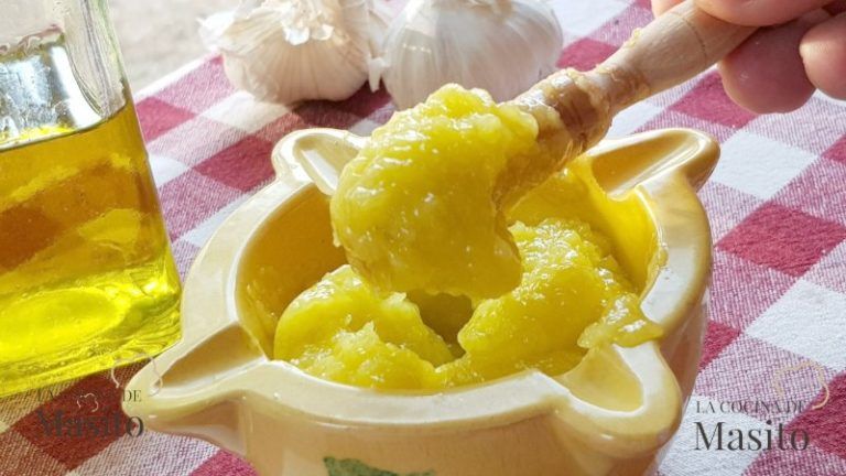 La receta de alioli casero o ajoaceite casero en mortero, es una de las salsas más emblemáticas de la cocina mediterránea. El resultado de esta combinación de ingredientes en el mortero es una salsa cremosa, llena de sabor y carácter