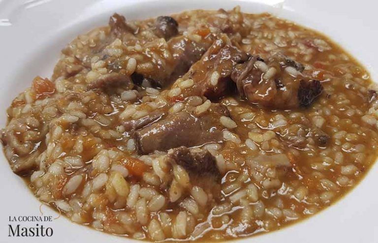 El arroz meloso con rabo de toro es una receta que conquista desde el primer bocado. Se trata de una combinación perfecta entre la intensidad de un guiso tradicional y la cremosidad de un arroz cocinado con mimo.