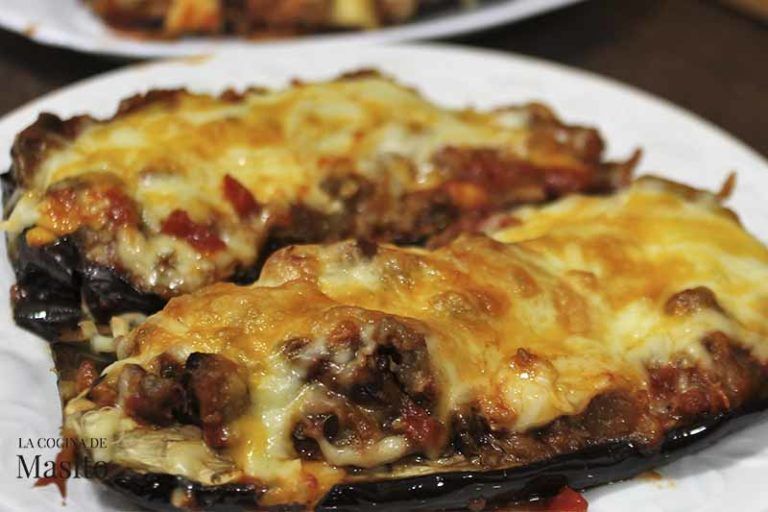 Berenjenas rellenas de atún y salmón gratinadas al horno, con queso fundido