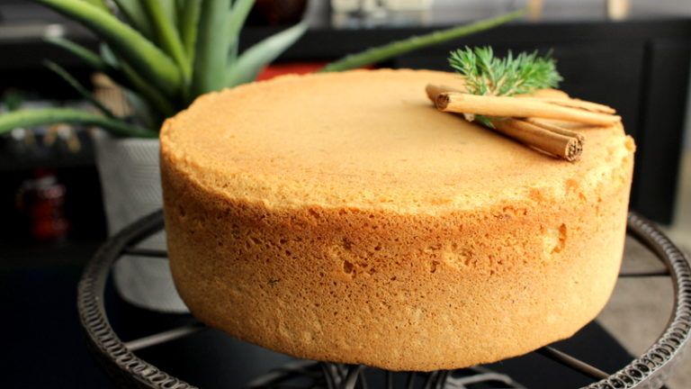 Con esta receta, obtendrás un bizcocho básico que no solo es delicioso, sino que también demuestra la técnica y precisión de un experto. ¡Manos a la obra y disfruta de este clásico de la repostería!