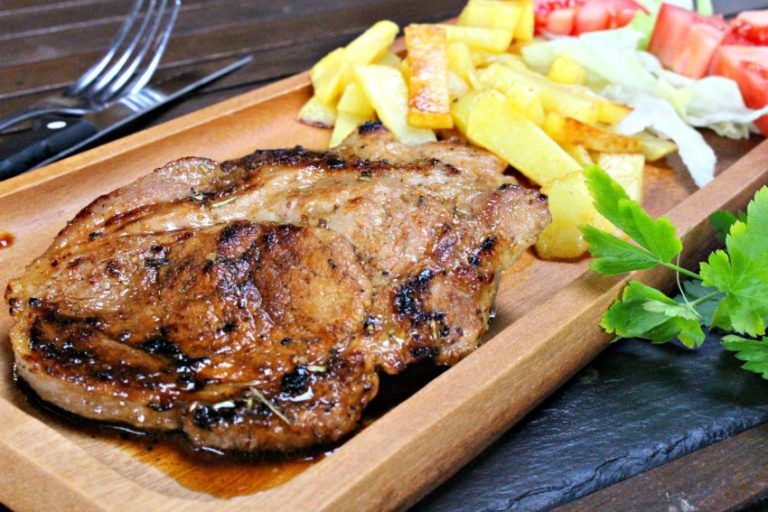 Con una lista sencilla de ingredientes, esta receta de chuletas de cerdo a la naranja logra una armonía perfecta entre sabor y simplicidad. La jugosidad del cerdo se combina con la dulzura natural de la naranja, creando un plato nutritivo y delicioso, especialmente diseñado para niños.
