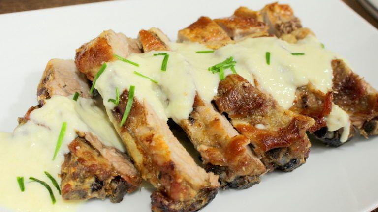 La receta de costillas asadas con salsa de cebolla te transportará al corazón de la cocina casera, donde los sabores se construyen lentamente.