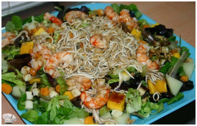 Ensalada de frutas con gulas y gambones