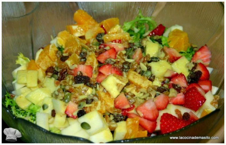 Ensalada de frutas frescas con salsa de mostaza y naranja, decorada con semillas y servida en un bol, receta de La cocina de Masito