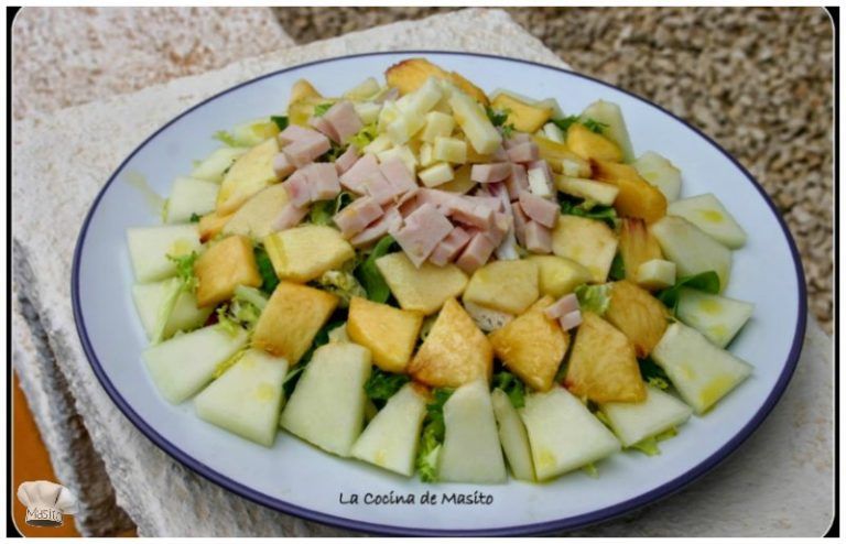 Ensalada de frutas, queso curado y pavo, una receta fácil de La cocina de Masito