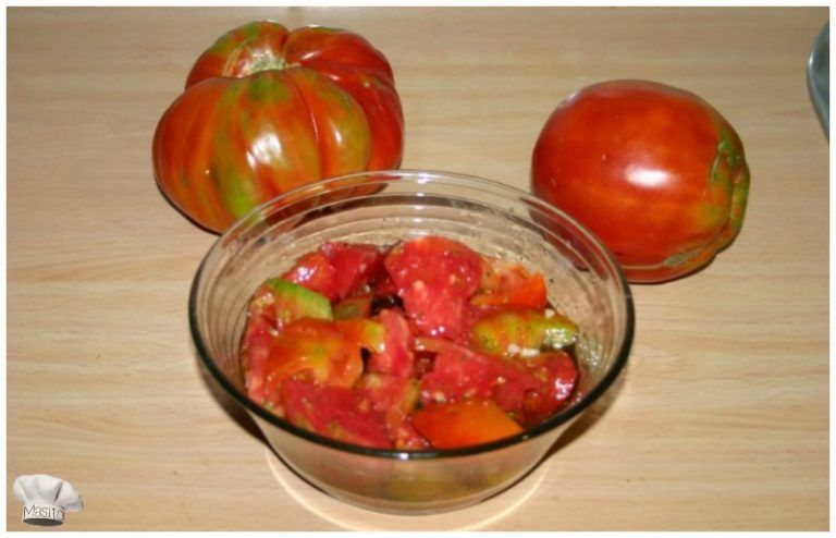 Ensalada de tomates de la huerta fresca, aliñada con aceite de oliva virgen extra, sal y orégano