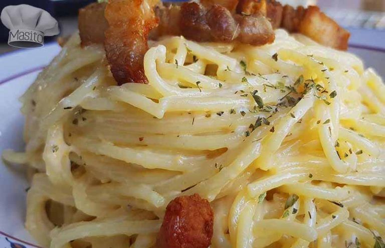 Espaguetis con crema de queso, receta rápida y jugosa