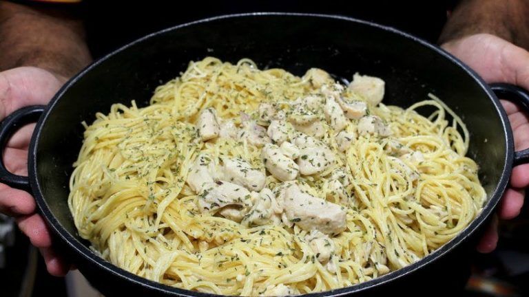 Espaguetis en salsa de queso