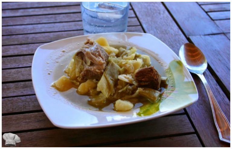 Falso caldo gallego casero, elaborado con col, patatas, carnes y judías, servido en un plato hondo y caliente