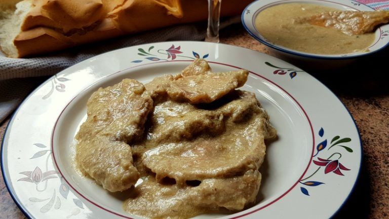 Filetes de cerdo en salsa de cebolla