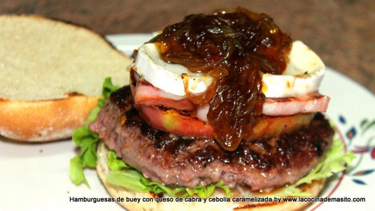 Hamburguesa de buey casera con queso de cabra fundido y cebolla caramelizada, servida en pan artesanal con acompañamiento de patatas, receta de La cocina de Masito