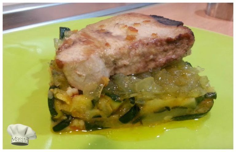 Lomo de atún a la plancha servido sobre calabacín y cebolla caramelizada, un plato gourmet saludable