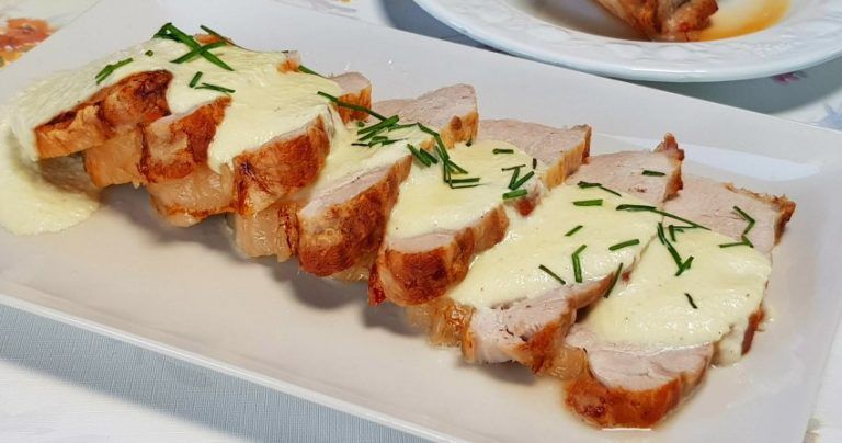 En la receta de lomo de cerdo con salsa de cebolla, el lomo, perfectamente cocido, ofrece una textura tierna y jugosa, mientras que la salsa de cebolla aporta un equilibrio sublime entre la dulzura y el toque ácido del vino blanco