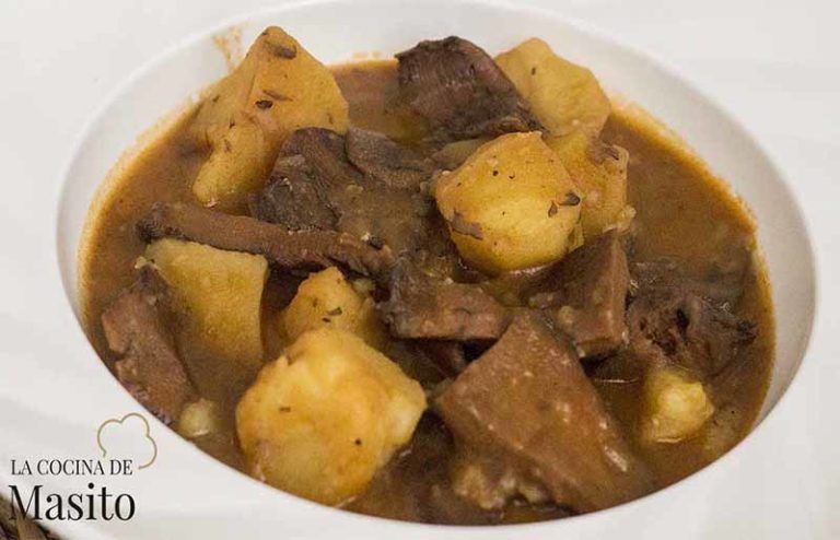 Níscalos con patatas, guisados con ajo y pimienta, servidos en un plato hondo con caldo sabroso, receta de La cocina de Masito