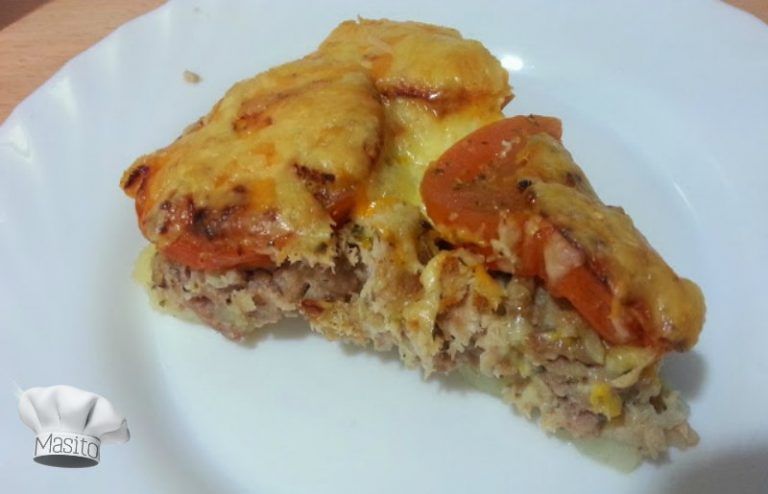 Pastel de carne y verdura casero, con una base jugosa de carne picada y una capa de patatas y verduras frescas