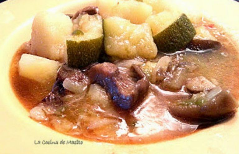 Plato de patatas guisadas con níscalo y calabacín, una receta de temporada con ingredientes frescos y naturales