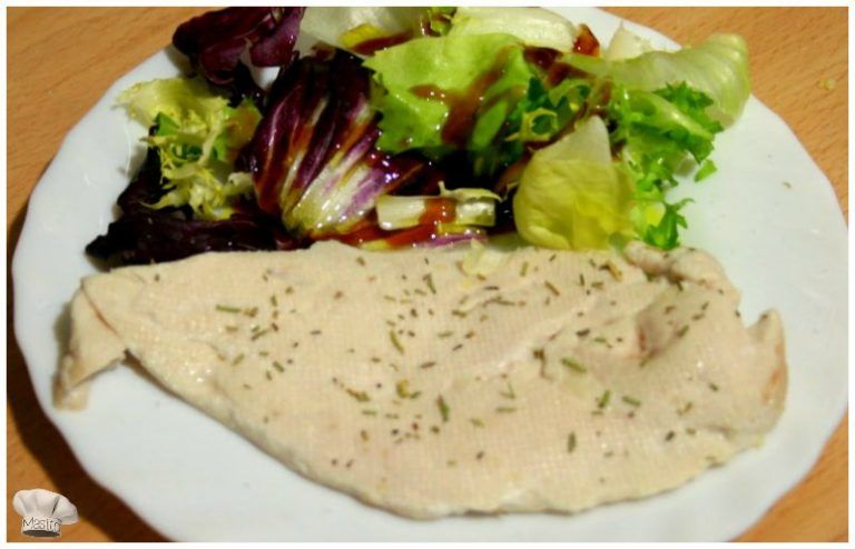 cocinada de manera saludable, servida con guarnición de verduras frescas