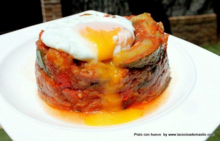 pisto con huevo elaborado con verduras frescas como calabacín, pimientos y tomate