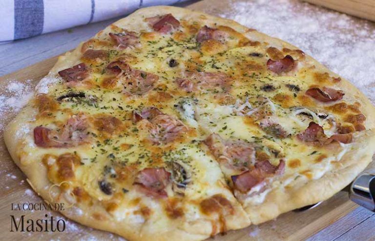 Receta de pizza a la carbonara con masa casera: Un clásico italiano con un toque artesanal. Su base cremosa, el toque salado de la panceta y la suavidad del huevo crean un equilibrio de sabores inigualable.