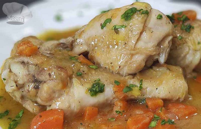 Pollo a la cerveza casero cocinado con cebolla y zanahoria, con una salsa deliciosa y aromática