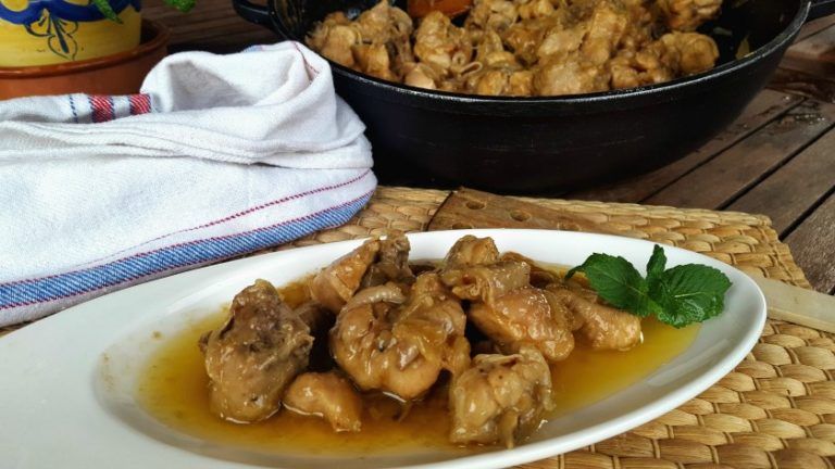 Pollo encebollado