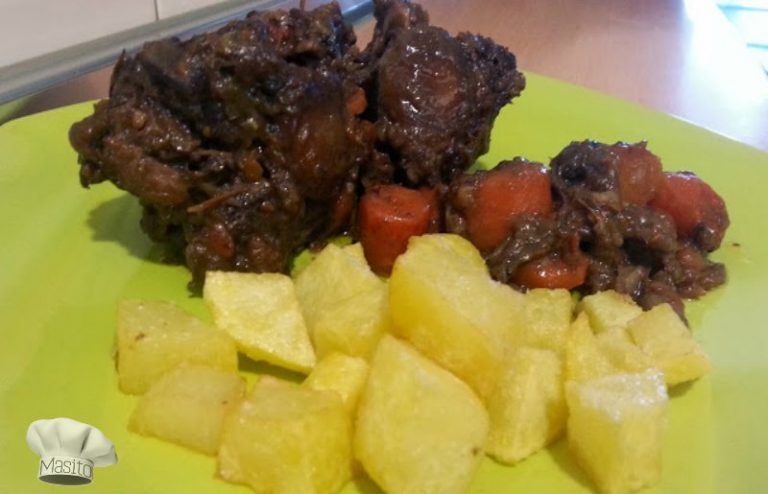 Rabo de buey guisado al vino tinto con verduras, un plato tradicional y sabroso de la cocina española