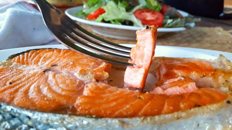 4 trucos para freír el salmón y que quede jugoso