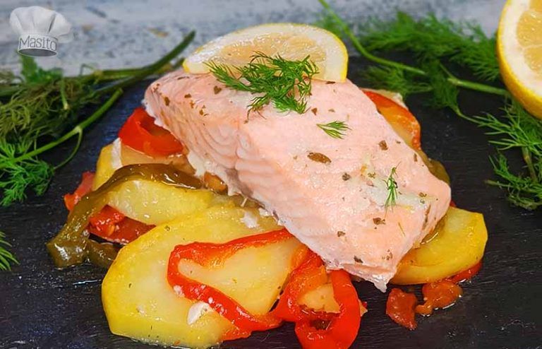 Salmón al horno con patatas panaderas