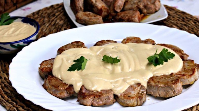 Esta receta de solomillo de cerdo en salsa de queso es la combinación perfecta de técnica y sabor, ideal para quienes buscan un plato elegante y sencillo.