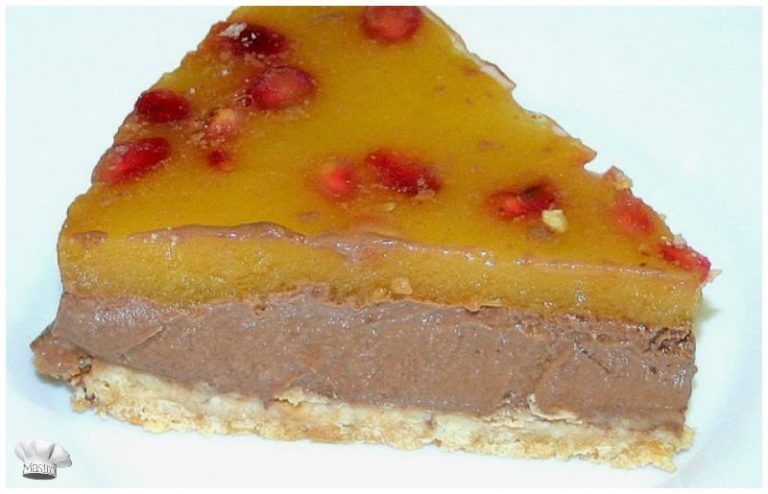 Tarta de chocolate con granadas y gelatina de naranja, decorada con granos de granada y brillo de gelatina, receta de La cocina de Masito