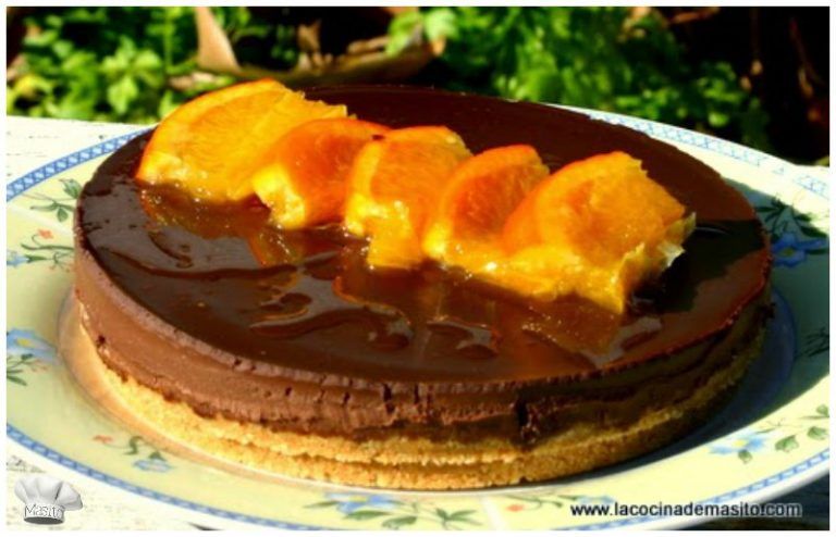 casera, con base esponjosa de bizcocho, cubierta de ganache de chocolate y gajos de mandarina fresca.