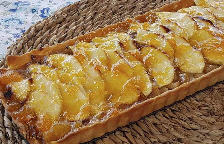 La receta de tarta de manzana o banda de manzana es uno de esos postres que logran un equilibrio perfecto entre lo visual y lo delicioso. Este clásico de la repostería destaca por su base crujiente, la dulzura natural de las manzanas y un toque brillante que la hace irresistible