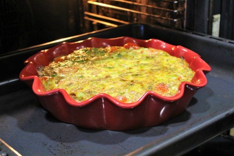 La receta de tortilla al horno da como resultado un plato ligero, con una textura esponjosa y un equilibrio perfecto entre sabores de verduras frescas. Es un plato versátil, nutritivo y delicioso.