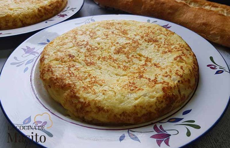 Tortilla de patata y coliflor casera, dorada y esponjosa, ideal para una comida ligera y saludable