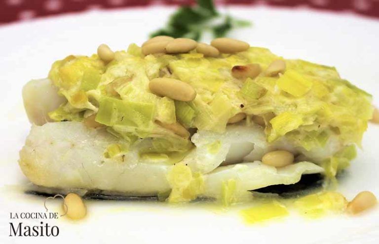 El bacalao al horno es una receta sencilla que destaca por su simplicidad y respeto al producto principal. Este plato es una oda a los sabores limpios y naturales, donde el bacalao brilla en todo su esplendor.