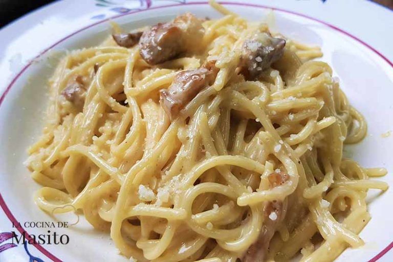Receta de espaguetis a la carbonara tradicional. Plato icónico de la cocina romana, sencillo y exquisito, que se basa en la pureza de sus ingredientes. Olvídate de la nata, la auténtica carbonara crea su cremosa textura gracias a una combinación precisa de huevo, queso, y la grasa de la panceta