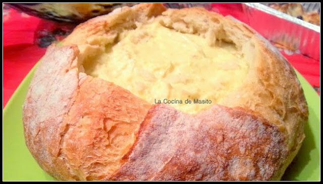 Pan relleno de queso fundido, dorado al horno, con una textura crujiente por fuera y cremosa por dentro